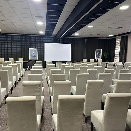 Garnet Hotel & Event Centar Ruma Exterior foto