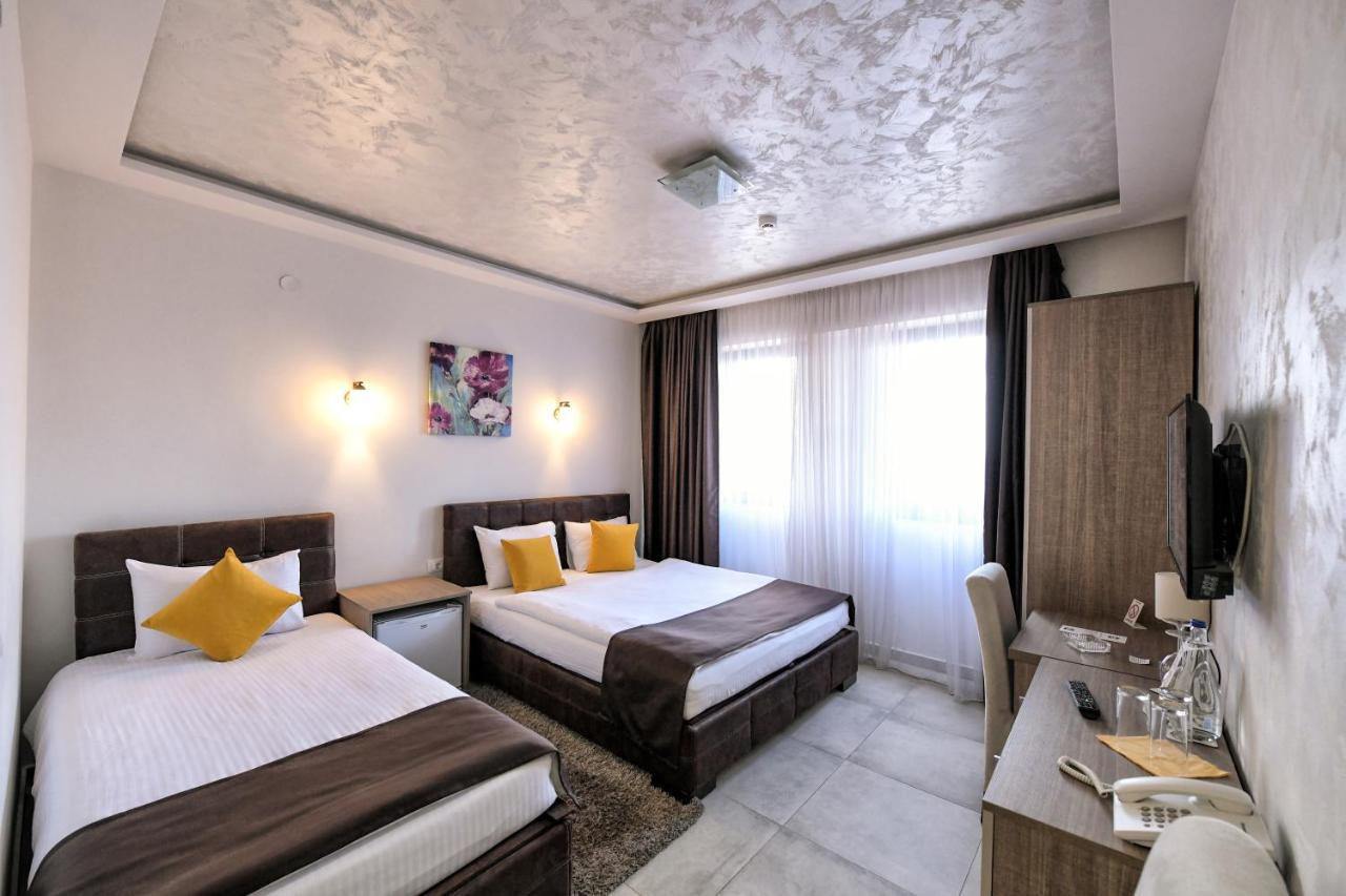 Garnet Hotel & Event Centar Ruma Exterior foto