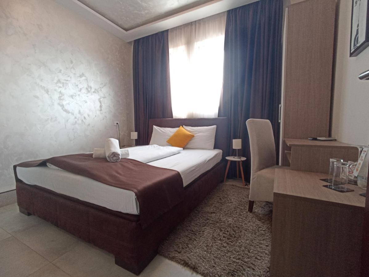 Garnet Hotel & Event Centar Ruma Exterior foto