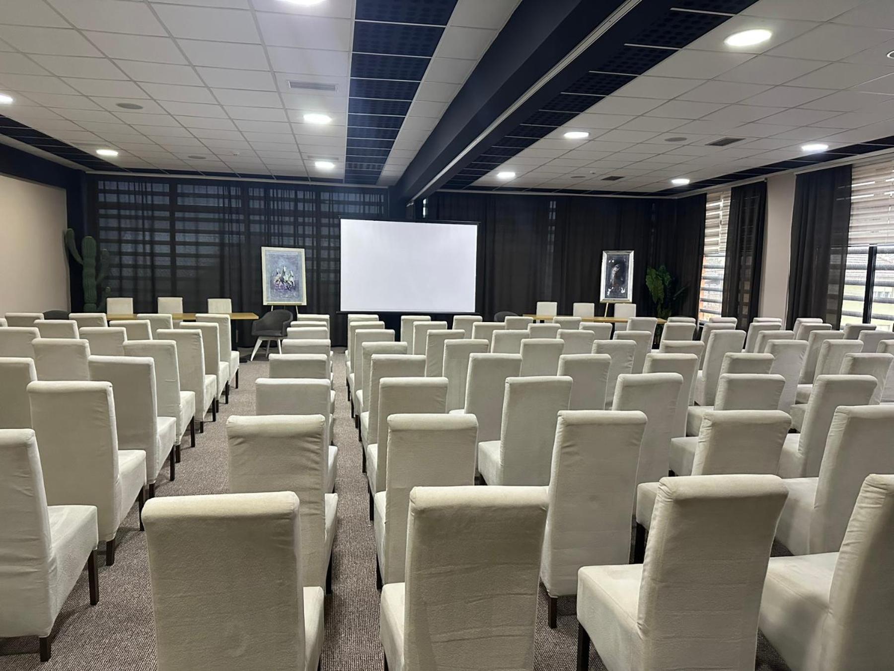 Garnet Hotel & Event Centar Ruma Exterior foto